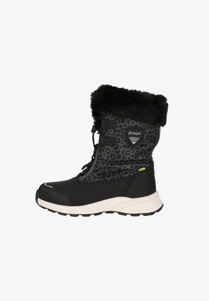 Sort snestøvle med en fuzzy kant, tekstureret leopardprint skaft og gummisål. Har snørebånd og mærkede detaljer. Vandtæt materiale.