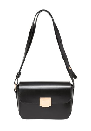Sac en cuir noir à bandoulière avec une forme structurée, doté d'un fermoir métallique, d'une bandoulière ajustable et d'une texture lisse.