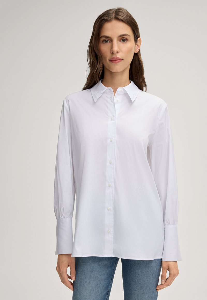 Witte button-up shirt met een klassieke kraag, lange mouwen en een gladde textuur. Heeft een klein logo nabij de zoom en een relaxte pasvorm.