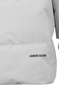 Hellgraue Daunenjacke mit einer glatten, matten Textur. Verfügt über ein gestepptes Design und ein sichtbares schwarzes "ALWAYS GLOBAL"-Logo am Saum.