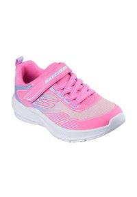 Scarpa sportiva rosa con tomaia in mesh, collo imbottito e lacci elastici. Dotata di una fascia in velcro e di una suola bianca in gomma con dettagli testurizzati.