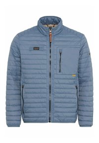 Blau gesteppte Jacke mit hohem Kragen, Reißverschluss vorne und seitlichen Taschen. Besitzt eine strukturierte Oberfläche und einen kleinen Logo-Patch auf der Brust.