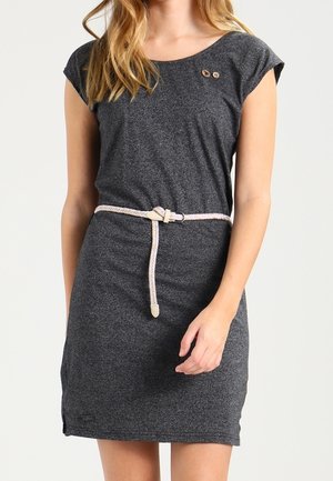 Robe grise à manches courtes avec une coupe décontractée ; présente un tissu texturé et une ceinture claire contrastante à la taille.