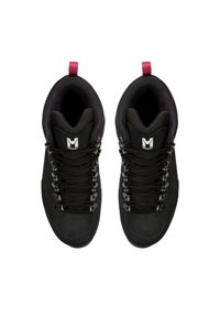 Chaussures de randonnée noires en suède, dotées d'œillets en métal, d'un col rembourré et d'une languette rose au talon.