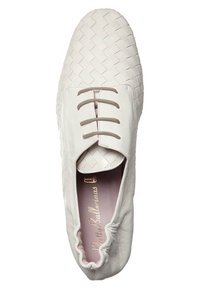 Chaussure plate en cuir tissé blanc avec talon froncé élastique et lacets taupe, marquée "Pretty Ballerinas" à l'intérieur.