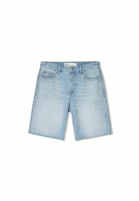 Shorts en denim bleu clair avec des embellissements à clous, une taille standard, cinq poches et une coupe droite.