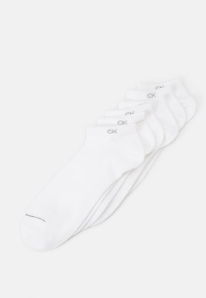 Weiße Knöchelsocken aus Baumwolle mit glatter Textur, elastischen Bündchen und einem grauen Logo im Knöchelbereich; sechs Paare sichtbar.