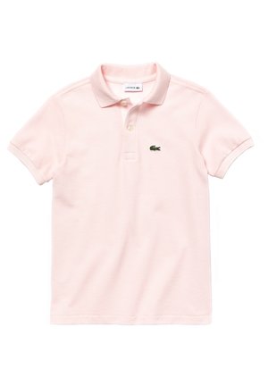 Polo rose clair à manches courtes avec col, deux boutons et petit logo crocodile vert sur la poitrine gauche.