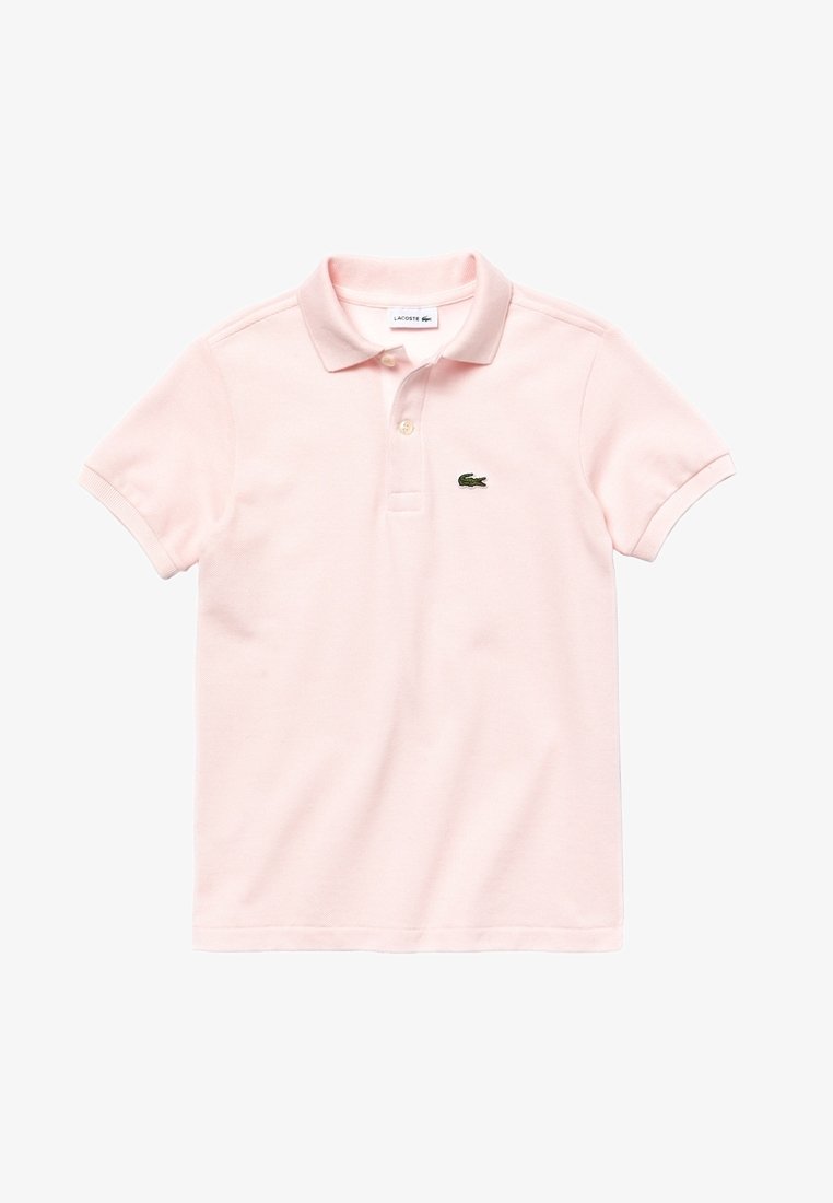 Polo rose clair à manches courtes avec col, deux boutons et petit logo crocodile vert sur la poitrine gauche.