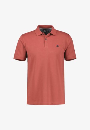 Kortærmet polo shirt i koralfarvet bomuld med en to-knaps placket, marineblåt logo og en klassisk pasform. Glat tekstur og minimalistisk design.