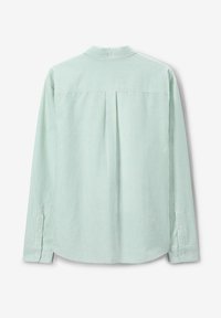 Lichtgroene en witte verticaal gestreepte langermige shirt met knoopmanchetten, een rugpand en een enkele rugplooi.