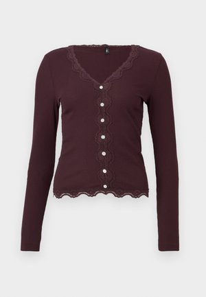Burgundy långärmad cardigan med spetsdetaljer, med en scalloped halsringning och fem knappar fram. Mjuk ribbad textur.