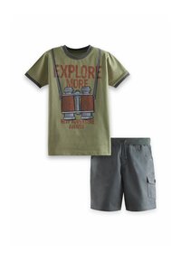 Camiseta de algodón verde con un gráfico de "binoculares" y pantalones cortos grises con cinturilla elástica y bolsillos laterales.