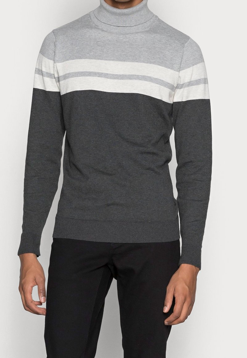 Maglione grigio a collo alto con righe orizzontali in grigio chiaro e bianco. Realizzato in tessuto a maglia testurizzato, con polsini e orlo a costine.