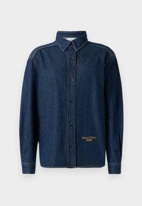 Donkerblauwe denim overhemd met lange mouwen, knoopsluiting en kraag, zichtbare stiksels en klein geborduurd "Marc O'Polo DENIM" logo dichtbij de zoom.