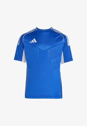 Niebieska sportowa koszulka z krótkim rękawem z białymi geometrycznymi wzorami, białymi paskami na ramionach i białym logo Adidas na piersi.