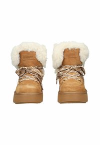 Béžové semišové boty s nadýchanou bílou podšívkou a hnědými tkaničkami. Mají texturovanou podrážku a nenápadnou značku na límci.