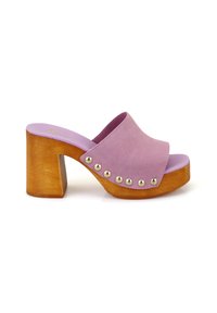 Paarse leren open teen muil met een houten blokhak, voorzien van gouden studs langs de zijkant voor accent. Gladde textuur en eenvoudig ontwerp.