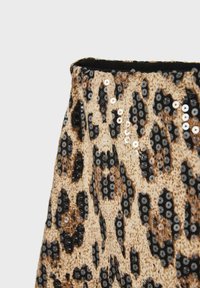 Leopardenmusterstoff mit goldenen und schwarzen Pailletten, der eine strukturierte Oberfläche aufweist. Das Design kombiniert einen beigefarbenen Grund mit dunklen Flecken.