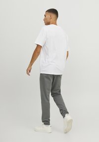 Jack & Jones JJIGORDON JJSHARK - Dresside alumine osa - sedona sage