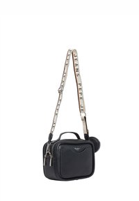 Borsa a tracolla in pelle nera con manico superiore, chiusura con zip, tracolla regolabile con stampa logo e tasca frontale con dettaglio testurizzato.