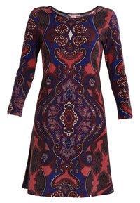 Šaty s dlouhým rukávem v paisley vzoru, který se vyznačuje hlubokými červenými a modrými tóny a složitými květinovými motivy. Měkká tkanina s mírně rozšířeným střihem.