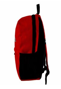 Rucksack in Rot und Schwarz aus strapazierfähigem Material, mit strukturiertem Design, Reißverschlussfächern und einer seitlichen Netztasche.