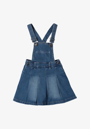 Vestido de cintura alta de mezclilla para niños con tirantes ajustables y "delicioso" escrito en strass en el panel del pecho.