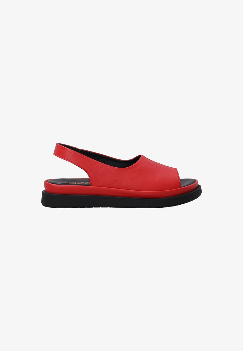 Rode leren slingback sandaal met open teen, zwarte zool, gladde textuur en minimalistisch ontwerp. Heeft een lage, contourerende plateau.