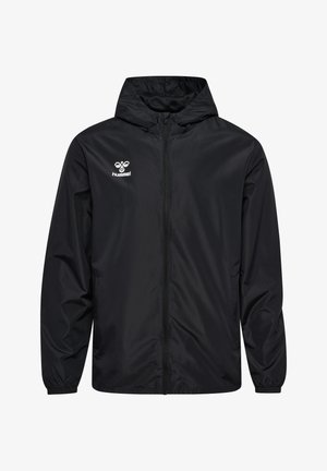 Casaco preto, leve, com capuz e fecho à frente. Apresenta punhos elásticos e um logotipo no lado superior esquerdo do peito. Textura suave e brilhante.
