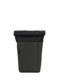 Mochila negra de tipo roll-top con una textura suave, que cuenta con un bolsillo con cremallera en el lado y un detalle de logo en relieve en la parte frontal.