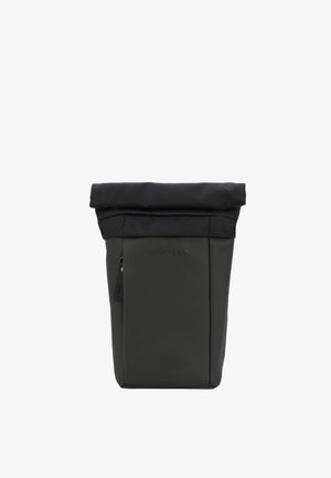 Sort rulle-top rygsæk med en glat tekstur, med en lynlås-lomme på siden og præget logo-detalje på forsiden.