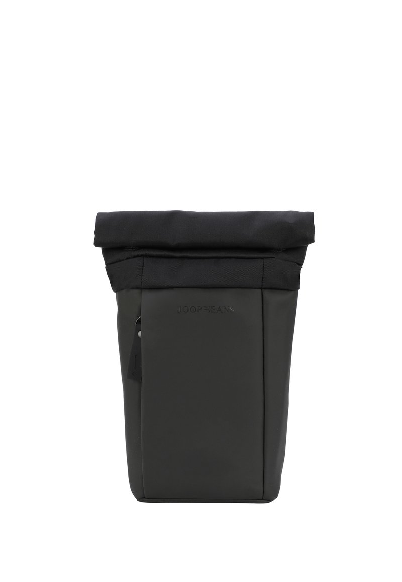 Mochila negra de tipo roll-top con una textura suave, que cuenta con un bolsillo con cremallera en el lado y un detalle de logo en relieve en la parte frontal.