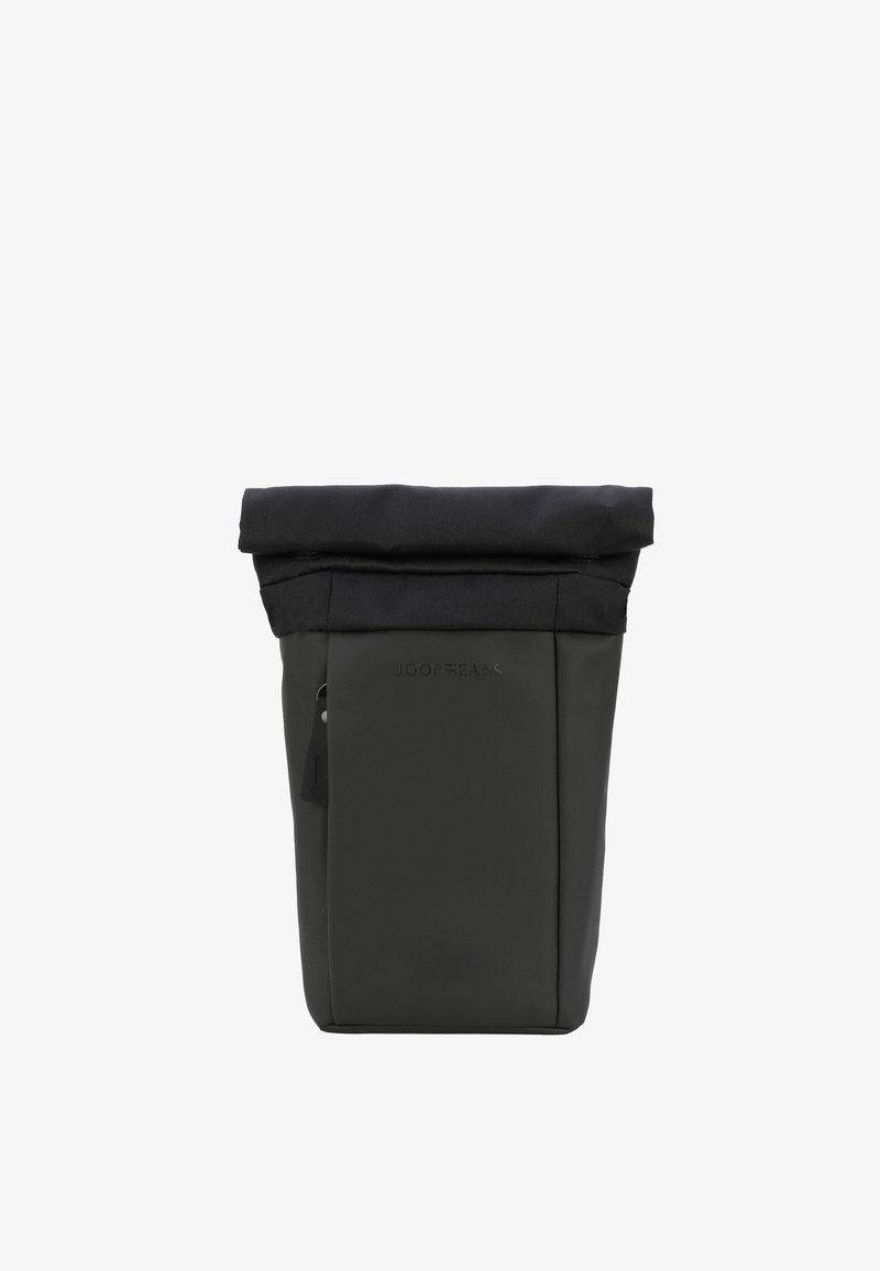 Zwarte roll-top rugzak met een gladde textuur, voorzien van een ritszak aan de zijkant en een reliëflogo detail aan de voorkant.