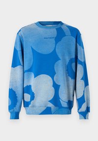 Blå sweatshirt med ett blommönster i olika nyanser av blått, med ribbat rundhals och muddar. Broderad logotyp på bröstet.