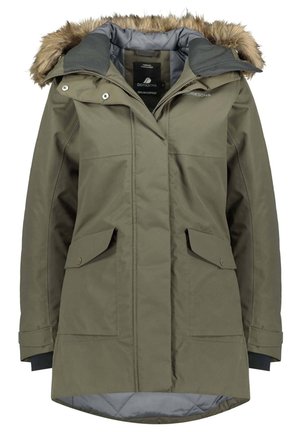 Olijfgroene waterdichte winterjas met een met bont gevoerde capuchon, een ritssluiting aan de voorkant, een klep met drukknoop en twee grote voorzakken met kleppen en knopen.
