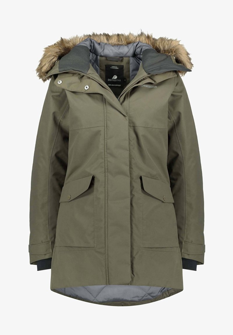 Manteau d'hiver imperméable vert olive avec capuche doublée de fourrure, fermeture éclair frontale, rabat à boutons-pression et deux grandes poches avant avec rabats boutonnés.