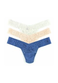 Drie kanten slipjes in wit, blush en marineblauw. Elk slipje heeft bloemenpatronen en kantafwerking op de tailleband en aan de benen.