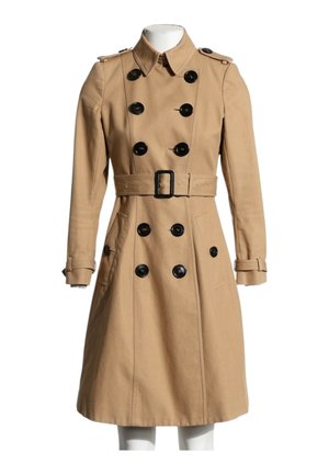 Beiger doppeltreihiger Trenchcoat mit schwarzen Knöpfen, tailliertem Gürtel, Schulterklappen und Manschettenriemen auf einer kopflosen Schaufensterpuppe.
