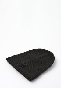 Cappello beanie lavorato a maglia nera con texture a costine e risvolto. Presenta una piccola toppa a forma di cuore nero sul risvolto.