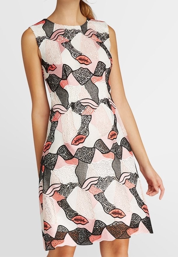 Robe blanche sans manches avec des motifs abstraits noirs, roses et corail comprenant des lèvres et des détails texturés semblables à de la dentelle.