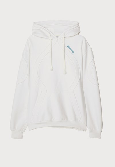 Sudadera blanca con un diseño texturizado, que cuenta con un bolsillo frontal, capucha con cordón y costuras de acento en azul claro en el pecho.