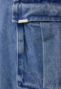 Don't Waste Culture TAKEDA UNISEX - Darba apģērba stila džinsi - bright blue