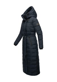 Lång marinblå pufferjacka med huva, som har en bältad midja, kviltad design och sidoknappar för fickor. Svarta detaljer i metall finns.