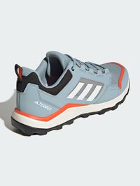 Jasnoniebieskie buty trekkingowe z czarnymi akcentami, białymi paskami, pomarańczowymi detalami, teksturowaną cholewką i wytrzymałą czarną gumową podeszwą.
