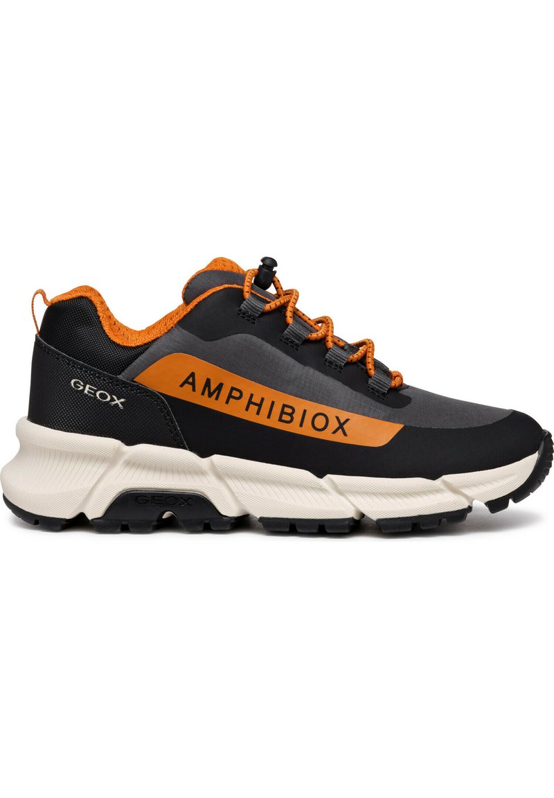Zapatilla deportiva negra y gris con acentos naranjas, que presenta una parte superior texturizada, una media suela gruesa en crema y una suela negra robusta. Marca "AMHIBIOX" en el lateral.
