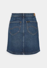 Gonna di jeans blu scuro con taglio dritto, dotata di due tasche posteriori, dettagli di cucitura discreti e orlo appena sopra le ginocchia.