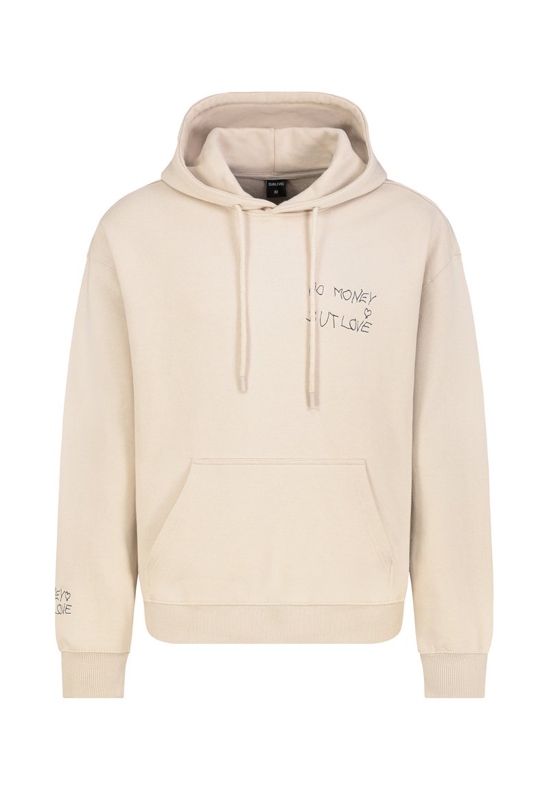 Beige hoodie van zacht materiaal, met een voorzak, een capuchon met trekkoorden en geborduurde tekst "GEEN GELD MAAR LIEFDE" op de borst.