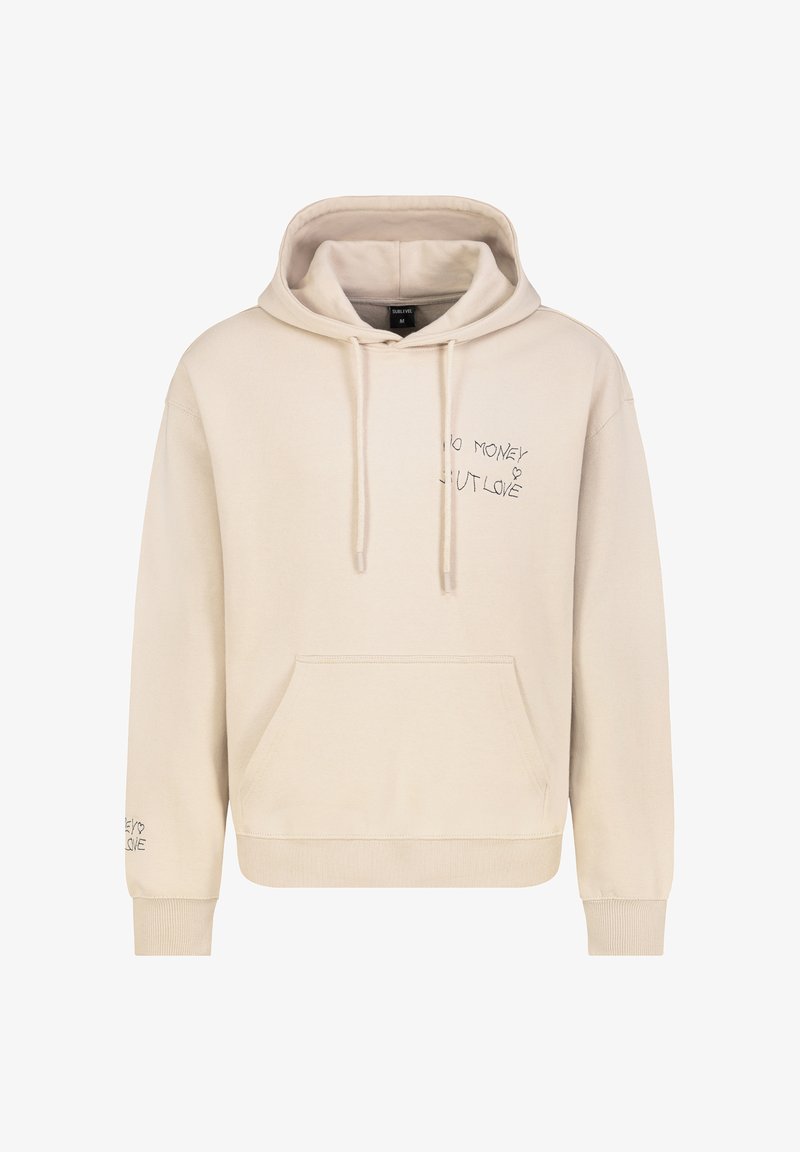 Beige hoodie van zacht materiaal, met een voorzak, een capuchon met trekkoorden en geborduurde tekst "GEEN GELD MAAR LIEFDE" op de borst.