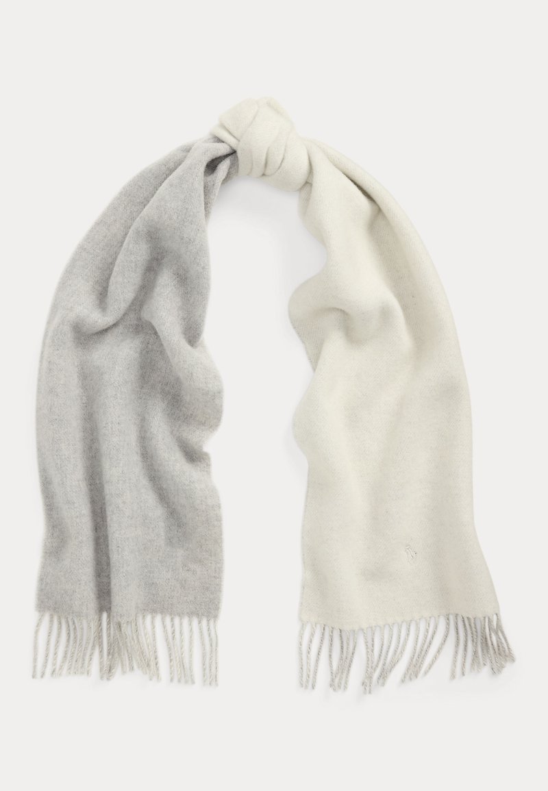 Cachecol de lã com um degradê do cinza ao branco, textura macia e bordas com franjas. O tecido aparenta ser quente e confortável.